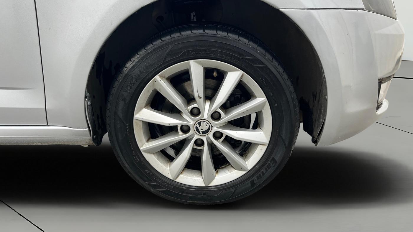 2015 Skoda Octavia AMBITION 1.4 TSI, Petrol, Manual, 1,47,263 km, Right Front Wheel