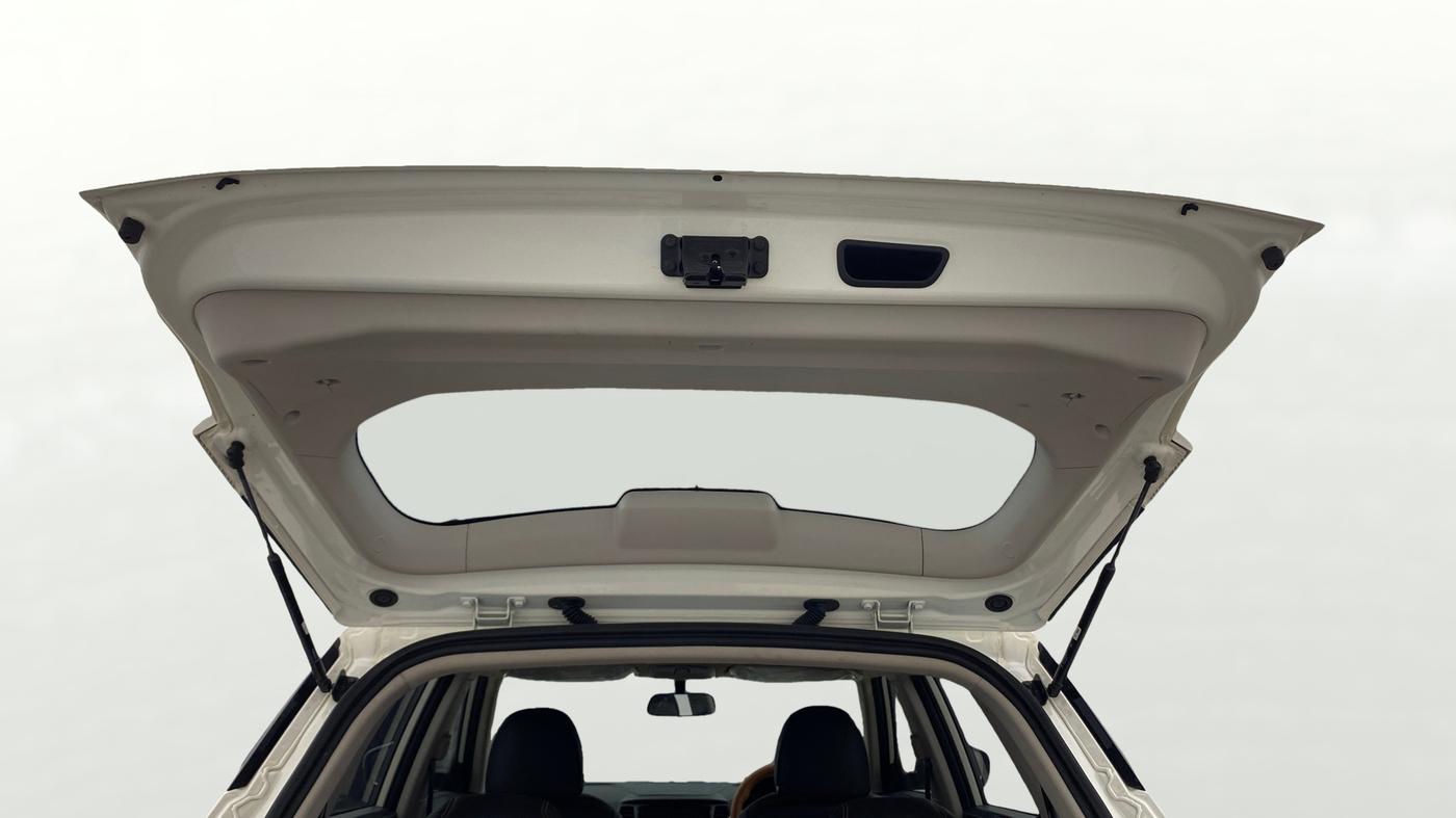 2023 Mahindra XUV300 W6 1.2 PETROL AMT, Petrol, Automatic, 13,946 km, Boot Door Open