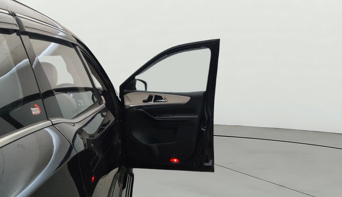 2022 Mahindra XUV700 AX 7 P MT 7 STR, Petrol, Manual, 31,275 km, RHS Front Door