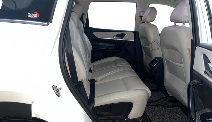 2021 Mahindra XUV700 AX 7 LUXURY P AT 7 STR, Petrol, Automatic, 59,814 km, Right Side Rear Door Cabin