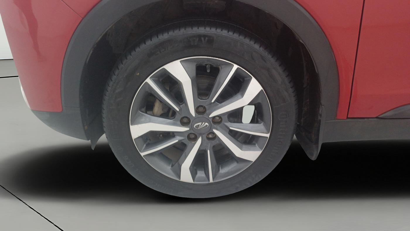 2021 Mahindra XUV300 W8 (O) 1.2 PETROL AMT, Petrol, Automatic, 66,293 km, Left Front Wheel