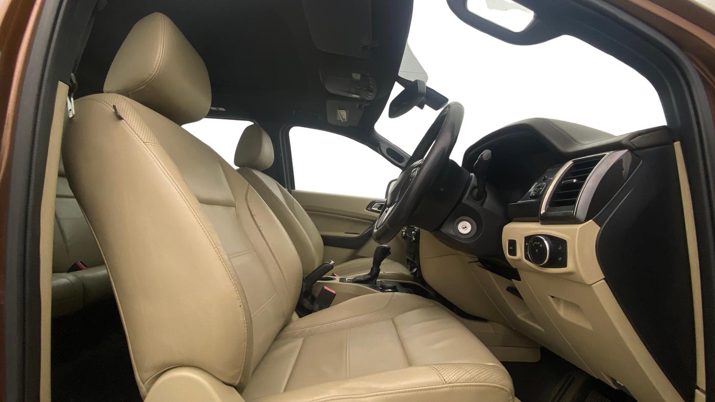 2017 Ford Endeavour TITANIUM 3.2 4X4 AT, Diesel, Automatic, 1,35,440 km, Right Side Front Door Cabin