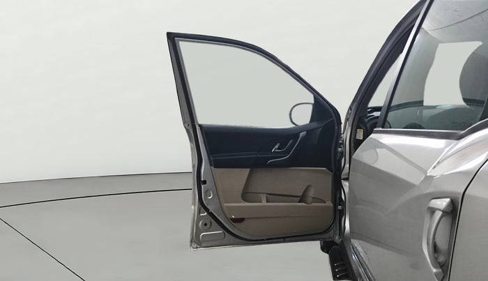 2015 Mahindra XUV500 W8, Diesel, Manual, 86,787 km, LHS Front Door