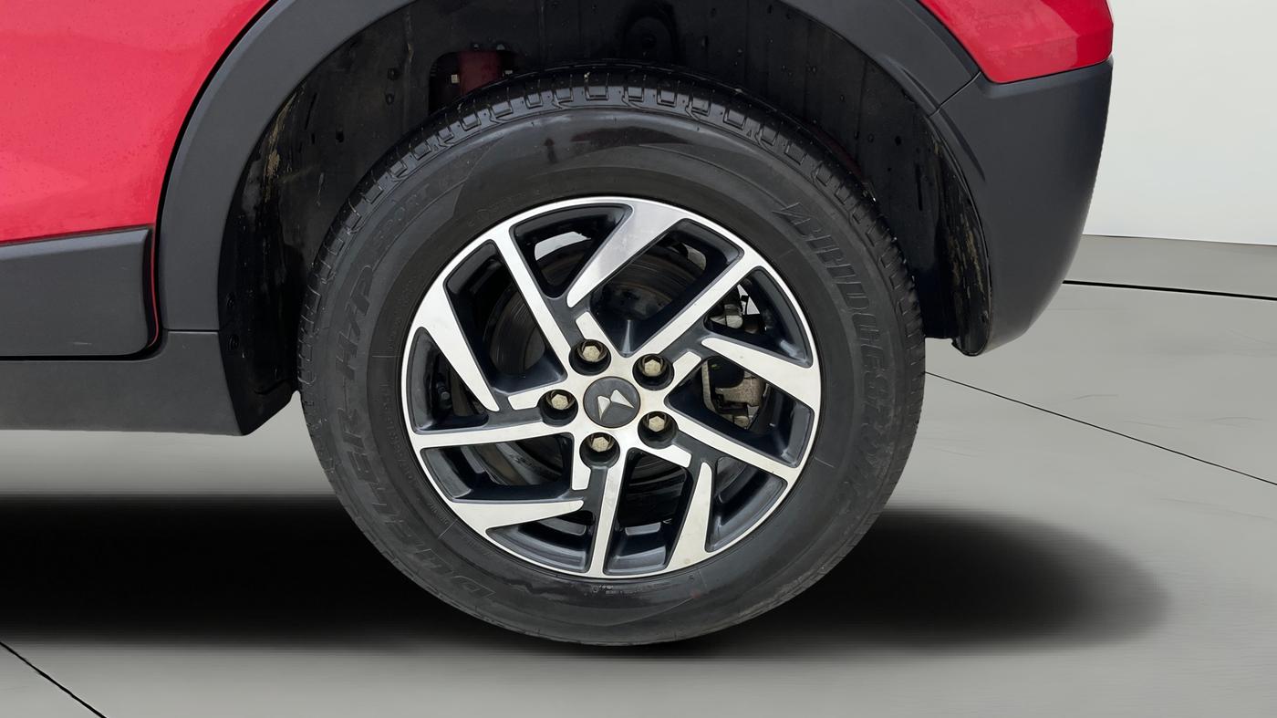 2023 Mahindra XUV300 W8 (O) 1.2 PETROL AMT, Petrol, Automatic, 9,410 km, Left Rear Wheel