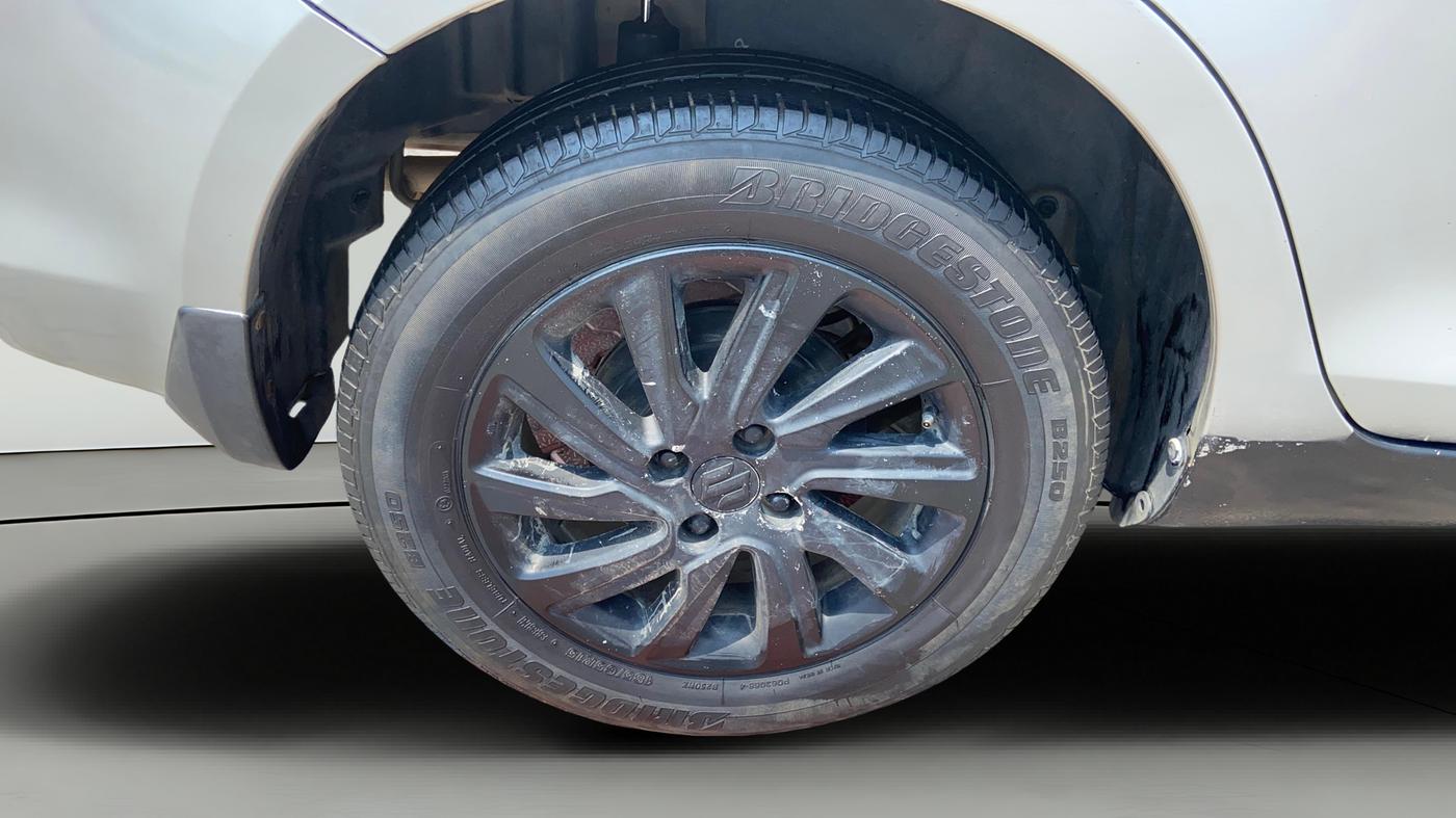 2015 Maruti Swift Dzire ZXI, Petrol, Manual, 76,554 km, Right Rear Wheel
