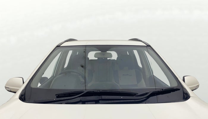 2015 Mahindra XUV500 W6, Diesel, Manual, 1,24,192 km, Front Windshield