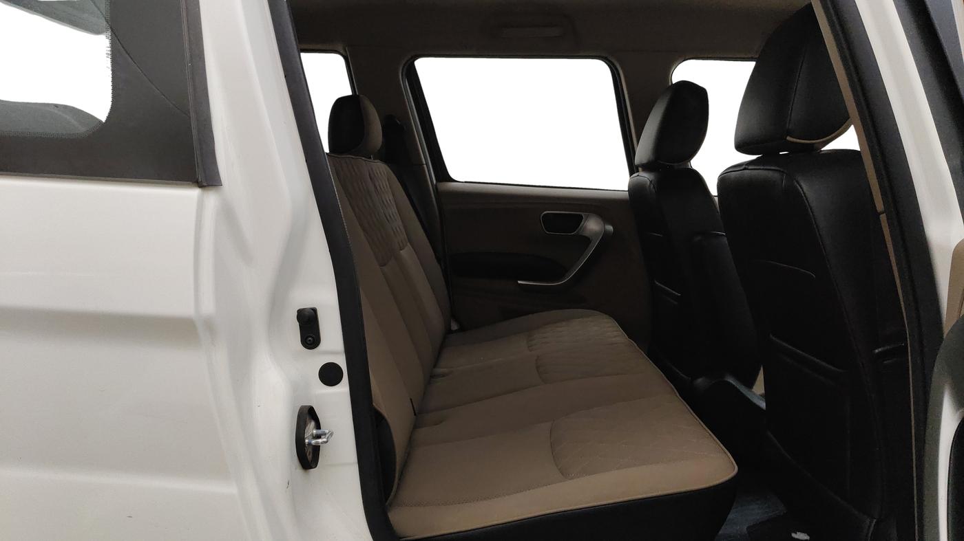 2019 Mahindra TUV300 T10, Diesel, Manual, 27,583 km, Right Side Rear Door Cabin