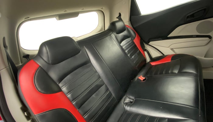 2022 Mahindra XUV300 W6 1.5 Diesel, Diesel, Manual, 50,637 km, Right Side Rear Door Cabin