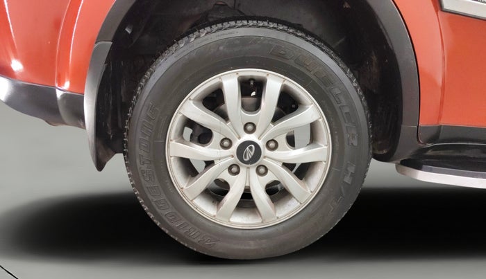 2017 Mahindra XUV500 W9, Diesel, Manual, 1,40,263 km, Right Rear Wheel
