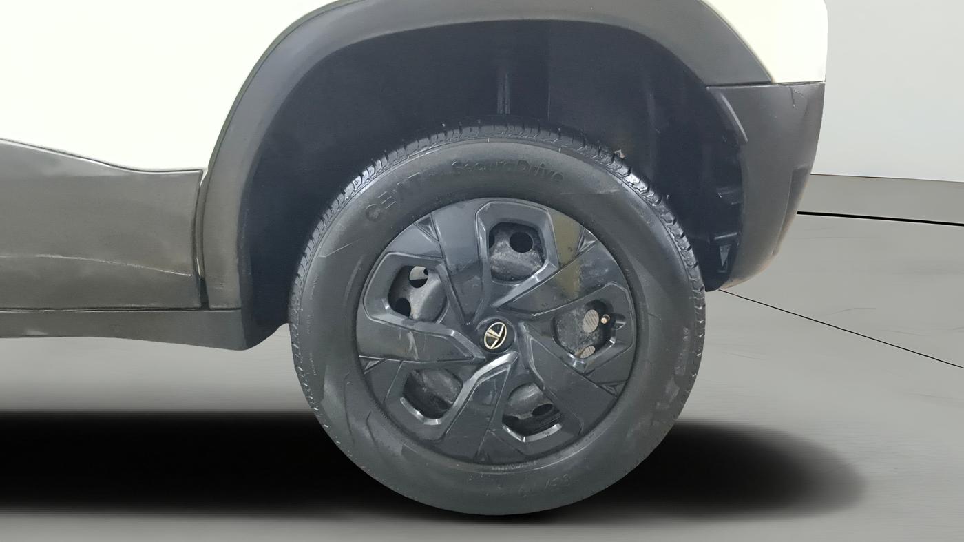 2021 Tata PUNCH ADVENTURE AMT, Petrol, Automatic, 31,193 km, Left Rear Wheel