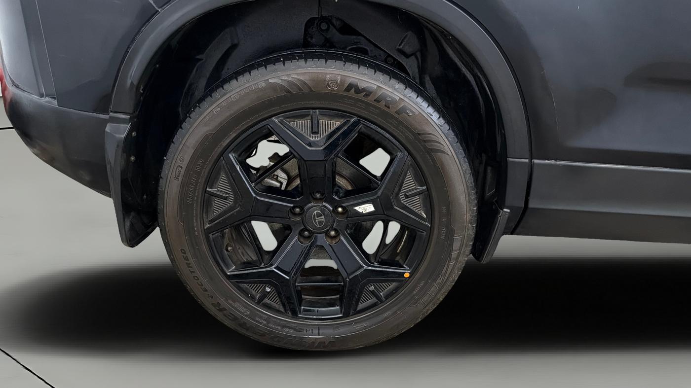 2024 Tata Harrier ADVENTURE PLUS DARK EDITION AT, Diesel, Automatic, 40,732 km, Right Rear Wheel