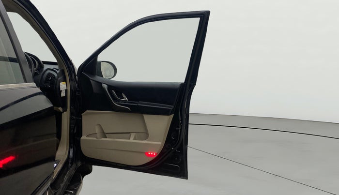 2017 Mahindra XUV500 W10 AT, Diesel, Automatic, 1,11,323 km, RHS Front Door