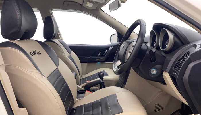 2015 Mahindra XUV500 W6, Diesel, Manual, 1,24,192 km, Right Side Front Door Cabin