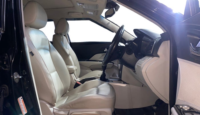 2021 Mahindra XUV300 W8 1.2 PETROL, Petrol, Manual, 53,404 km, Right Side Front Door Cabin