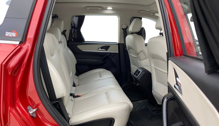 2023 Mahindra XUV700 AX 7 LUXURY D MT 7 STR, Diesel, Manual, 16,953 km, Right Side Rear Door Cabin