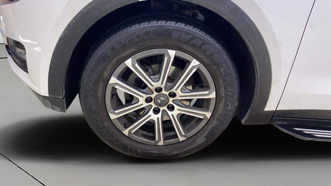 2023 Mahindra XUV700 AX 7 LUXURY P AT 7 STR, Petrol, Automatic, 33,773 km, Left Front Wheel