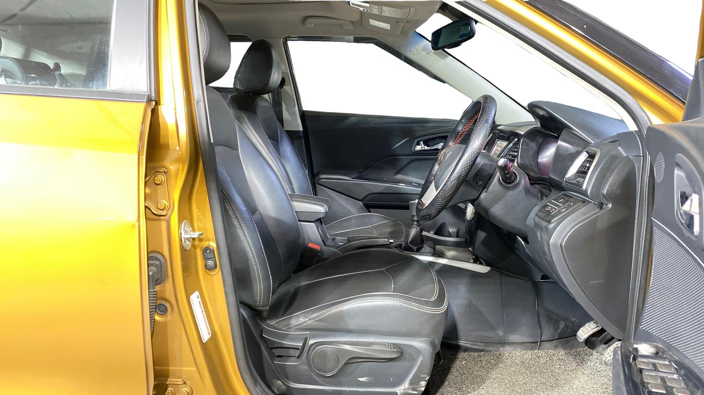 2023 Mahindra XUV300 W8(O) 1.2 PETROL DUAL TONE, Petrol, Manual, 58,758 km, Right Side Front Door Cabin
