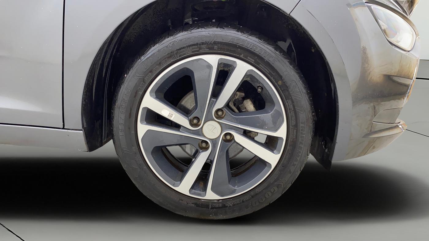 2022 Tata ALTROZ XZA, Petrol, Automatic, 27,042 km, Right Front Wheel