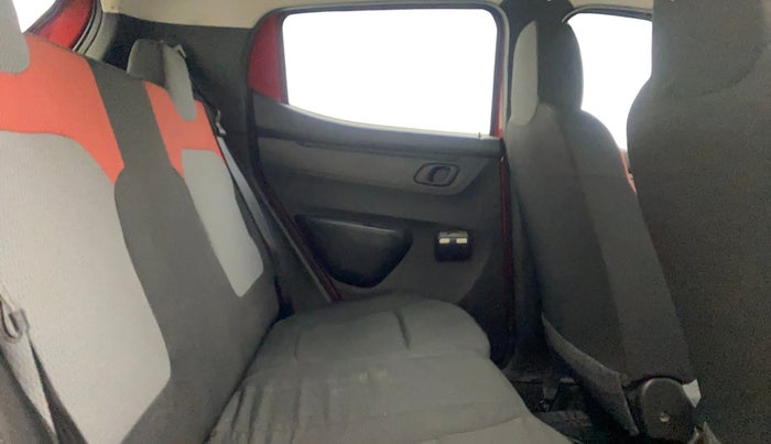 2017 Renault Kwid RXT 1.0, Petrol, Manual, 49,968 km, Right Side Rear Door Cabin