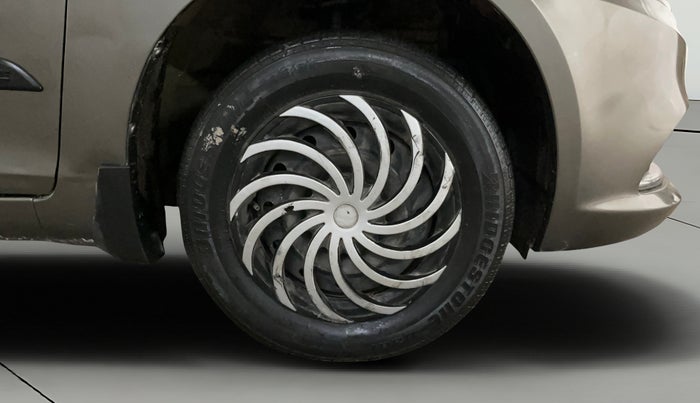 2016 Maruti Swift Dzire VXI, CNG, Manual, 76,983 km, Right Front Wheel