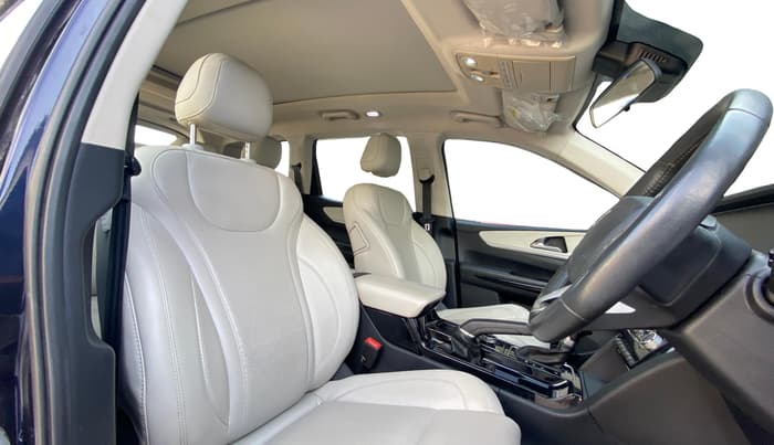 2021 Mahindra XUV700 AX 7 P AT 7 STR, Petrol, Automatic, 21,291 km, Right Side Front Door Cabin