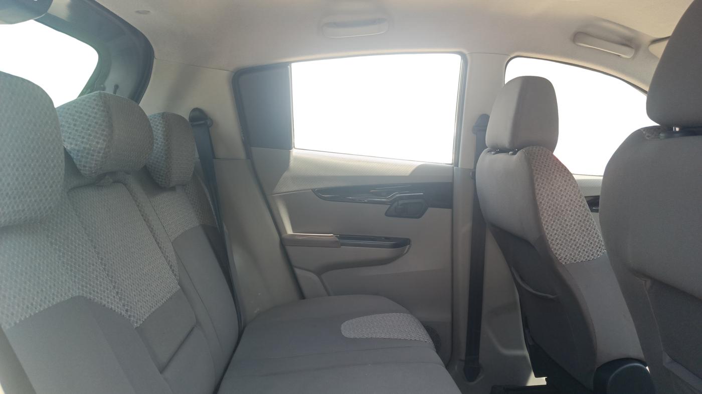 2016 Mahindra Kuv100 K6 5 STR, Petrol, Manual, 33,624 km, Right Side Rear Door Cabin