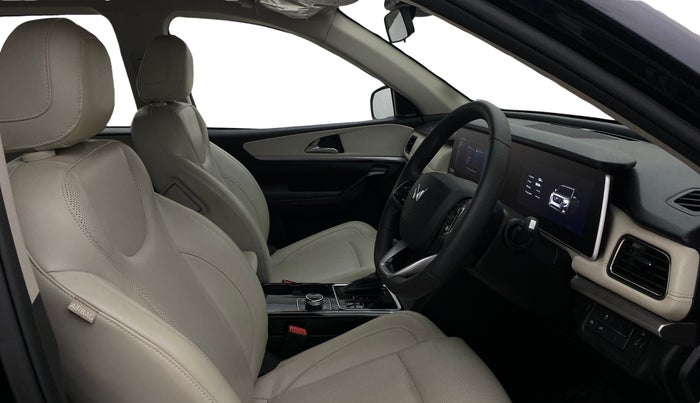 2024 Mahindra XUV700 AX 7 Luxury Pack Petrol AT 6 STR, Petrol, Automatic, 2,678 km, Right Side Front Door Cabin