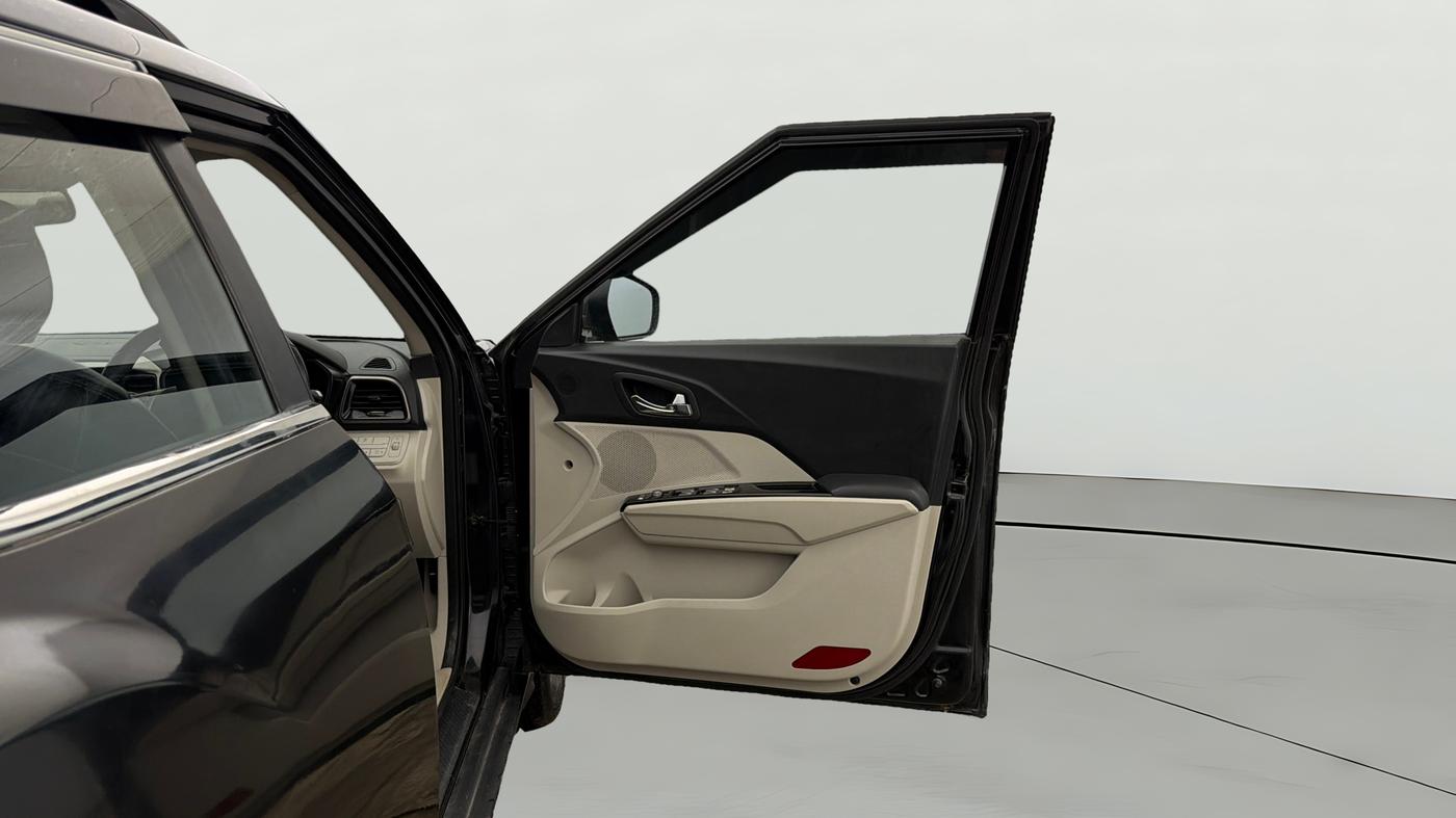 2023 Mahindra XUV300 W8 (O) 1.2 PETROL, Petrol, Manual, 48,101 km, RHS Front Door