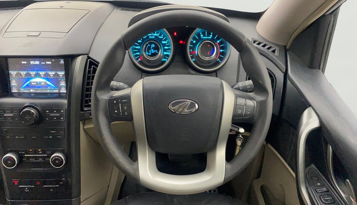 2017 Mahindra XUV500 W6 AT, Diesel, Automatic, 57,612 km, Steering Wheel Close Up