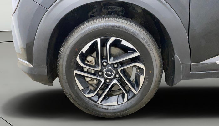 2022 KIA CARENS LUXURY PLUS 1.4 PETROL DCT 7 STR, Petrol, Automatic, 82,165 km, Left Front Wheel