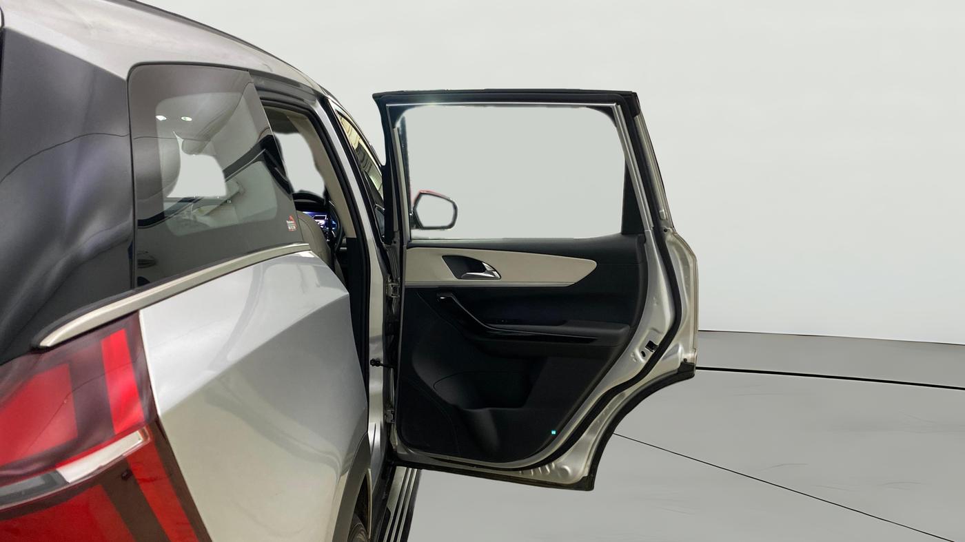2021 Mahindra XUV700 AX 7 LUXURY P AT 7 STR, Petrol, Automatic, 47,374 km, RHS Rear Door