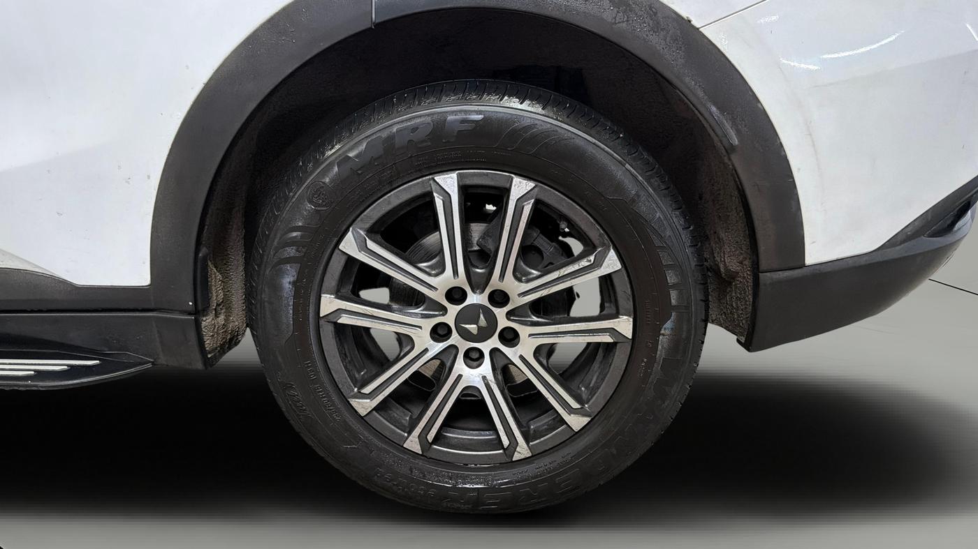 2022 Mahindra XUV700 AX 7 LUXURY P AT 7 STR, Petrol, Automatic, 48,653 km, Left Rear Wheel