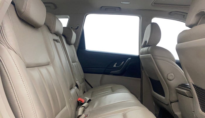 2016 Mahindra XUV500 W10 AT, Diesel, Automatic, 72,178 km, Right Side Rear Door Cabin