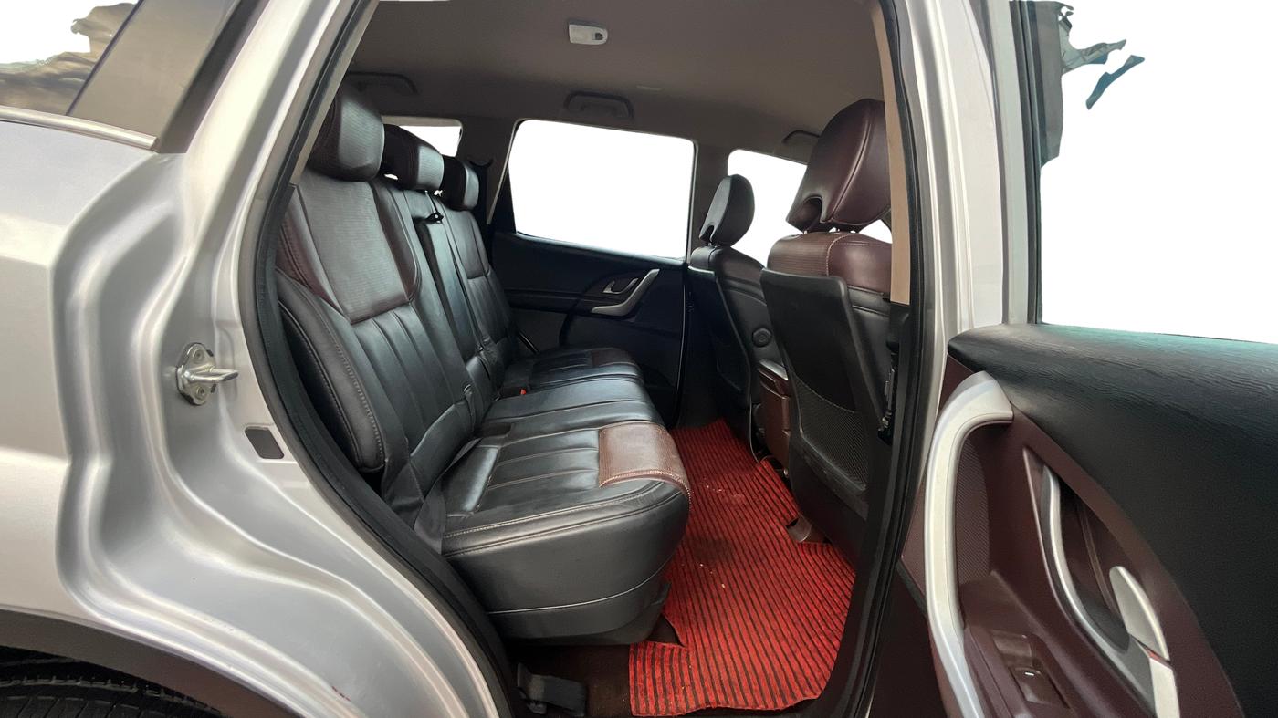 2015 Mahindra XUV500 W8, Diesel, Manual, 73,980 km, Right Side Rear Door Cabin