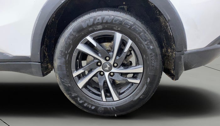 2023 Mahindra XUV700 AX 5 P MT 5 STR, Petrol, Manual, 26,910 km, Left Rear Wheel