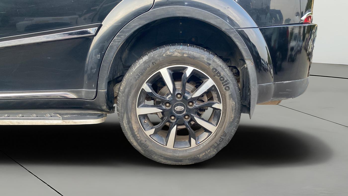 2018 Mahindra XUV500 W11 AT, Diesel, Automatic, 1,07,471 km, Left Rear Wheel