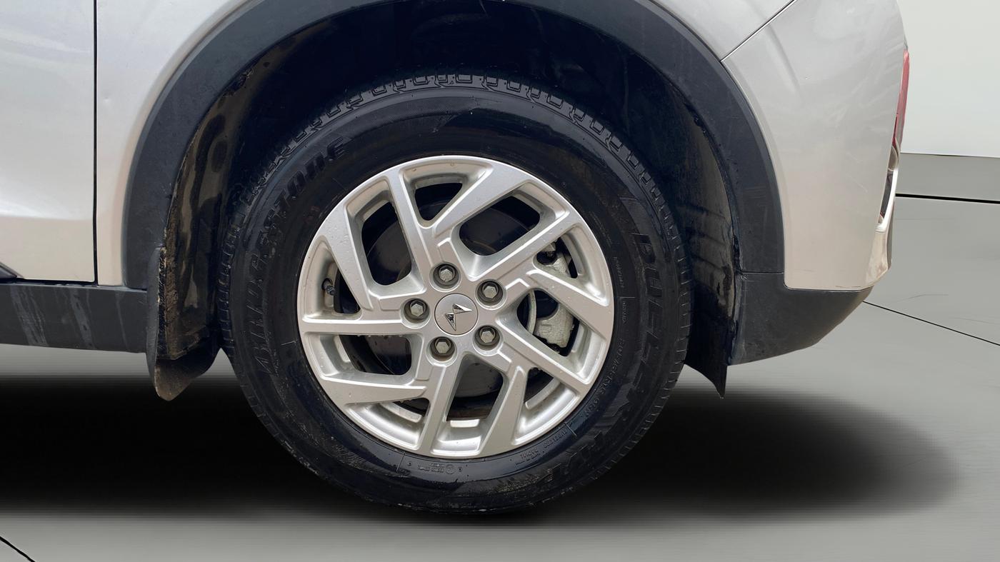 2022 Mahindra XUV300 W8 1.2 PETROL, Petrol, Manual, 15,635 km, Right Front Wheel