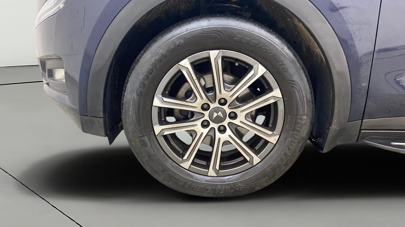 2023 Mahindra XUV700 AX 7 LUXURY P AT 7 STR, Petrol, Automatic, 36,034 km, Left Front Wheel