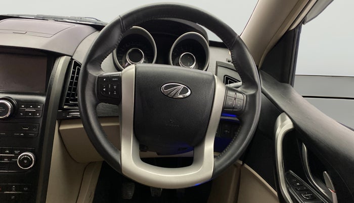 2016 Mahindra XUV500 W8, Diesel, Manual, 1,23,899 km, Steering Wheel Close Up