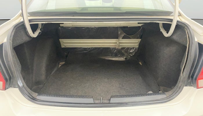 2013 Volkswagen Vento HIGHLINE 1.6 MPI, Petrol, Manual, 1,14,206 km, Boot Open Zoomed View