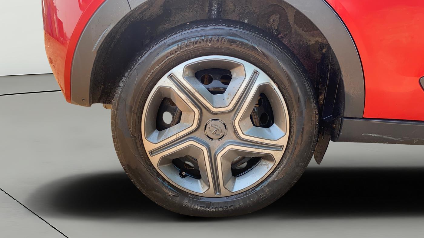 2018 Tata NEXON XM PETROL, CNG, Manual, 96,263 km, Right Rear Wheel
