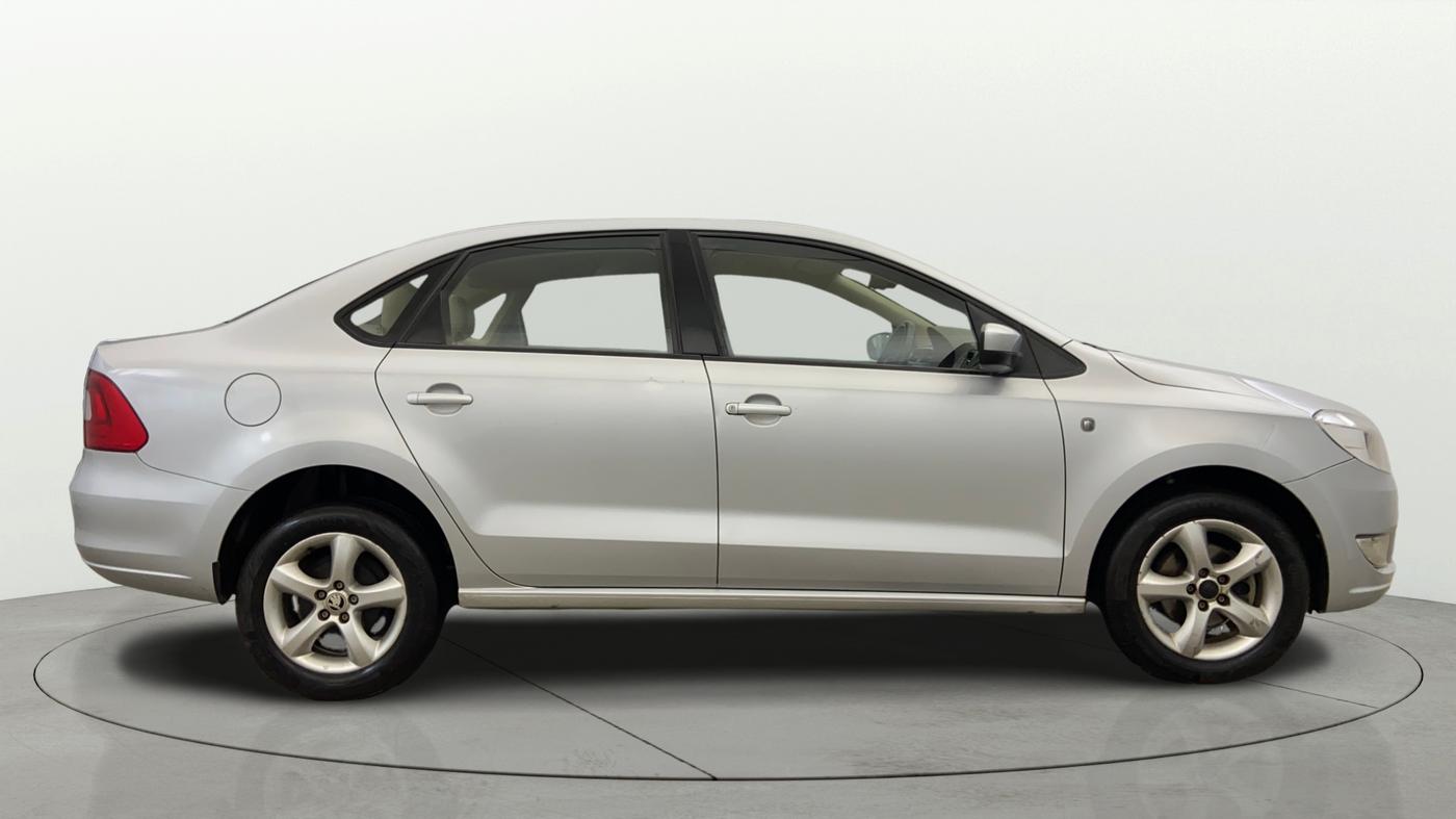 2013 Skoda Rapid ELEGANCE 1.6 MPI MT, Petrol, Manual, 84,349 km, Right Side View