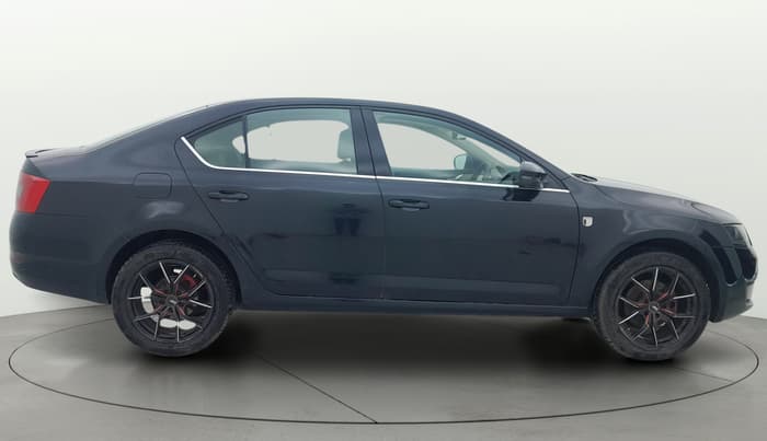 2013 Skoda Octavia ELEGANCE 2.0 TDI AT, Diesel, Automatic, 1,05,095 km, Right Side View