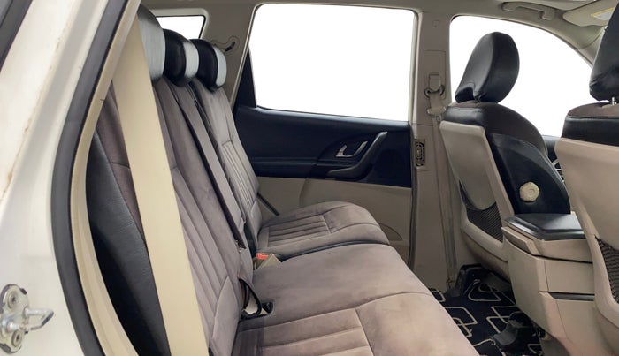 2017 Mahindra XUV500 W9, Diesel, Manual, 74,687 km, Right Side Rear Door Cabin