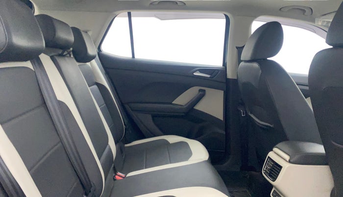 2022 Volkswagen TAIGUN TOPLINE 1.0 TSI MT, Petrol, Manual, 43,385 km, Right Side Rear Door Cabin