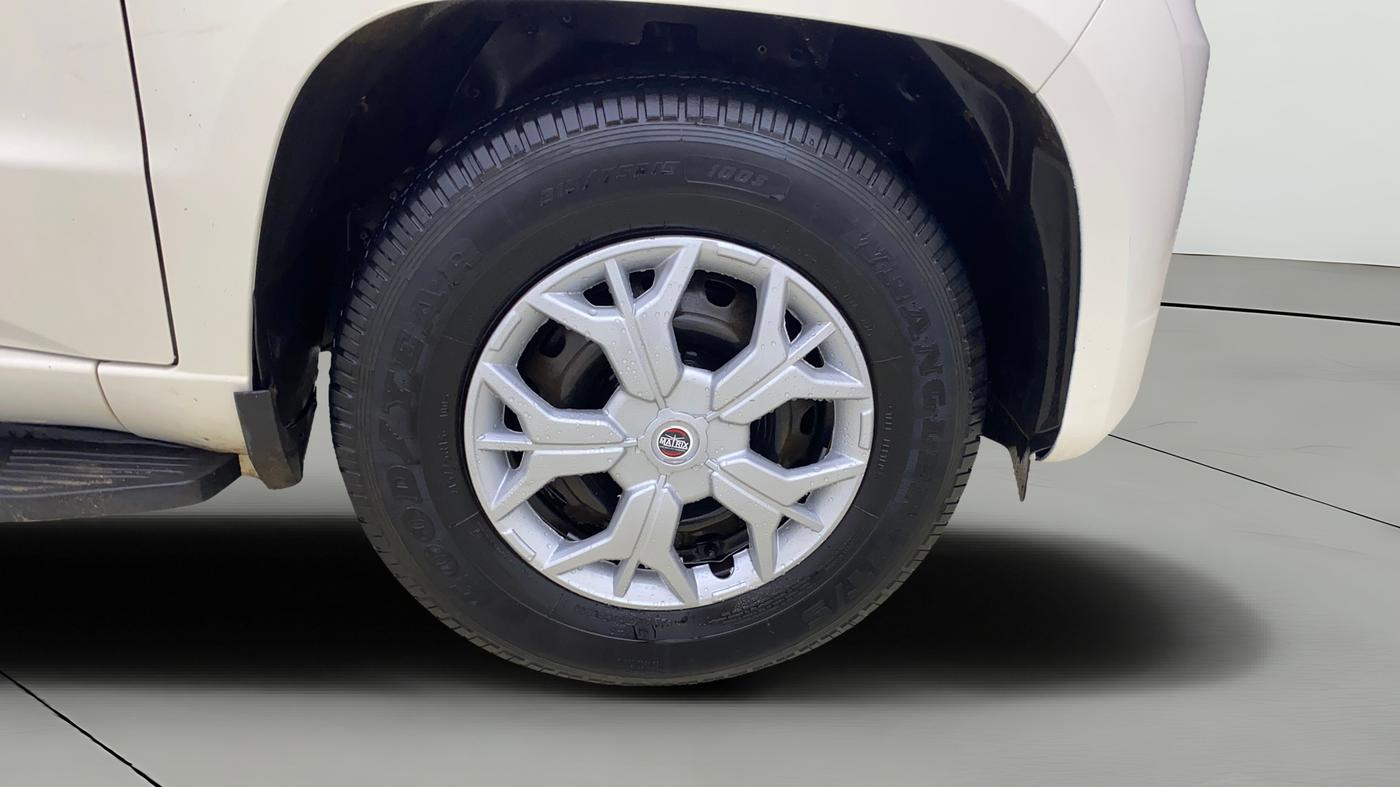 2019 Mahindra TUV300 T6 PLUS, Diesel, Manual, 66,090 km, Right Front Wheel