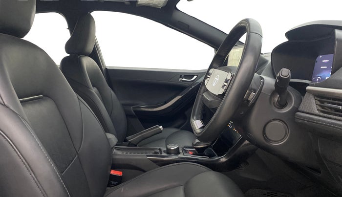 2023 Tata NEXON FEARLESS + SUNROOF DCA DUAL TONE 1.2 PETROL, Petrol, Automatic, 36,407 km, Right Side Front Door Cabin