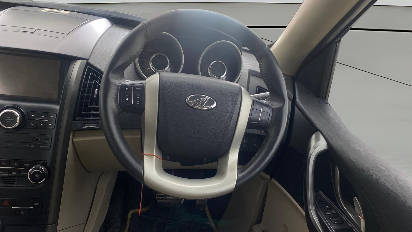 2017 Mahindra XUV500 W10 AT, Diesel, Automatic, 56,401 km, Steering Wheel Close Up