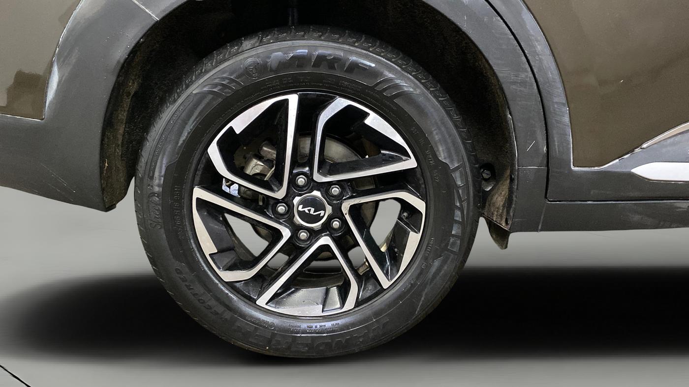 2022 KIA CARENS LUXURY PLUS 1.4 PETROL DCT 6 STR, Petrol, Automatic, 49,058 km, Right Rear Wheel