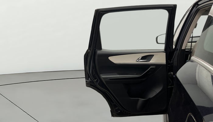 2022 Mahindra XUV700 AX 7 LUXURY P AT 7 STR, Petrol, Automatic, 20,821 km, LHS Rear Door